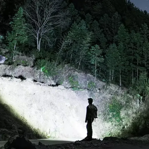 Lanterna LED brilhante com desconto por tempo limitado☀️