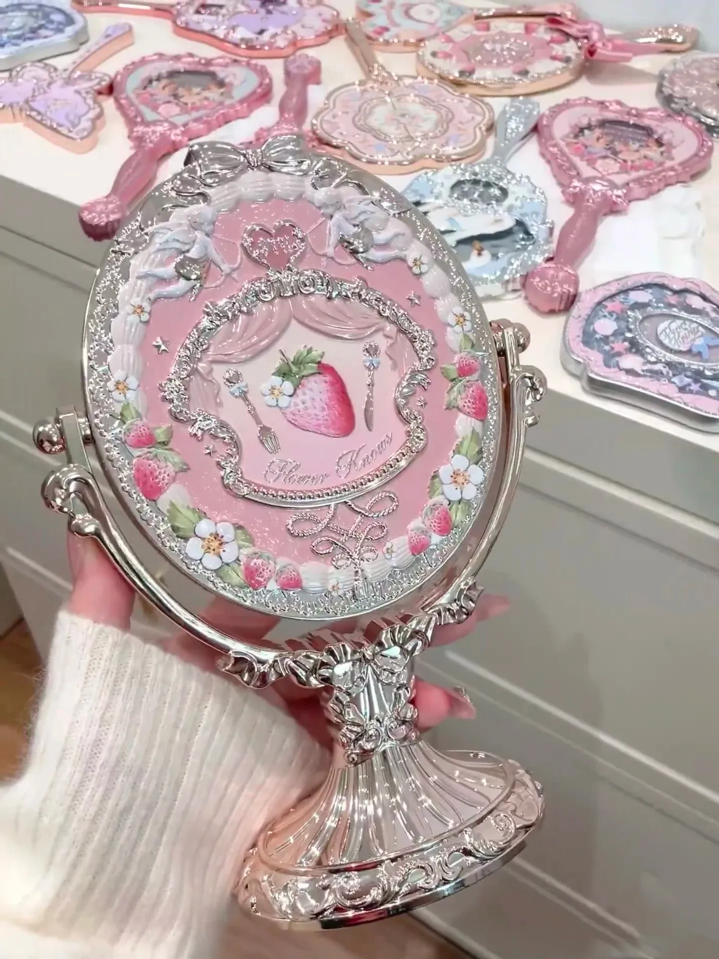 Coffret 9e anniversaire Flower Knows, kit de maquillage 3 pièces : miroir de table, coussin compact, peigne et porte-pinceaux