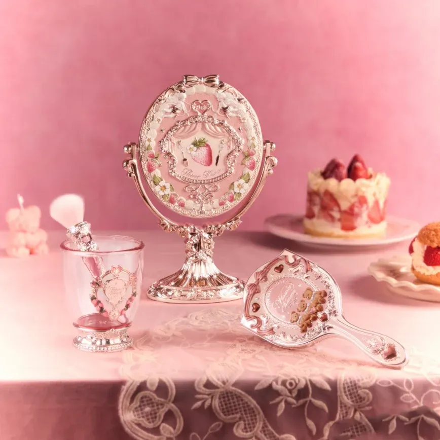 Coffret 9e anniversaire Flower Knows, kit de maquillage 3 pièces : miroir de table, coussin compact, peigne et porte-pinceaux