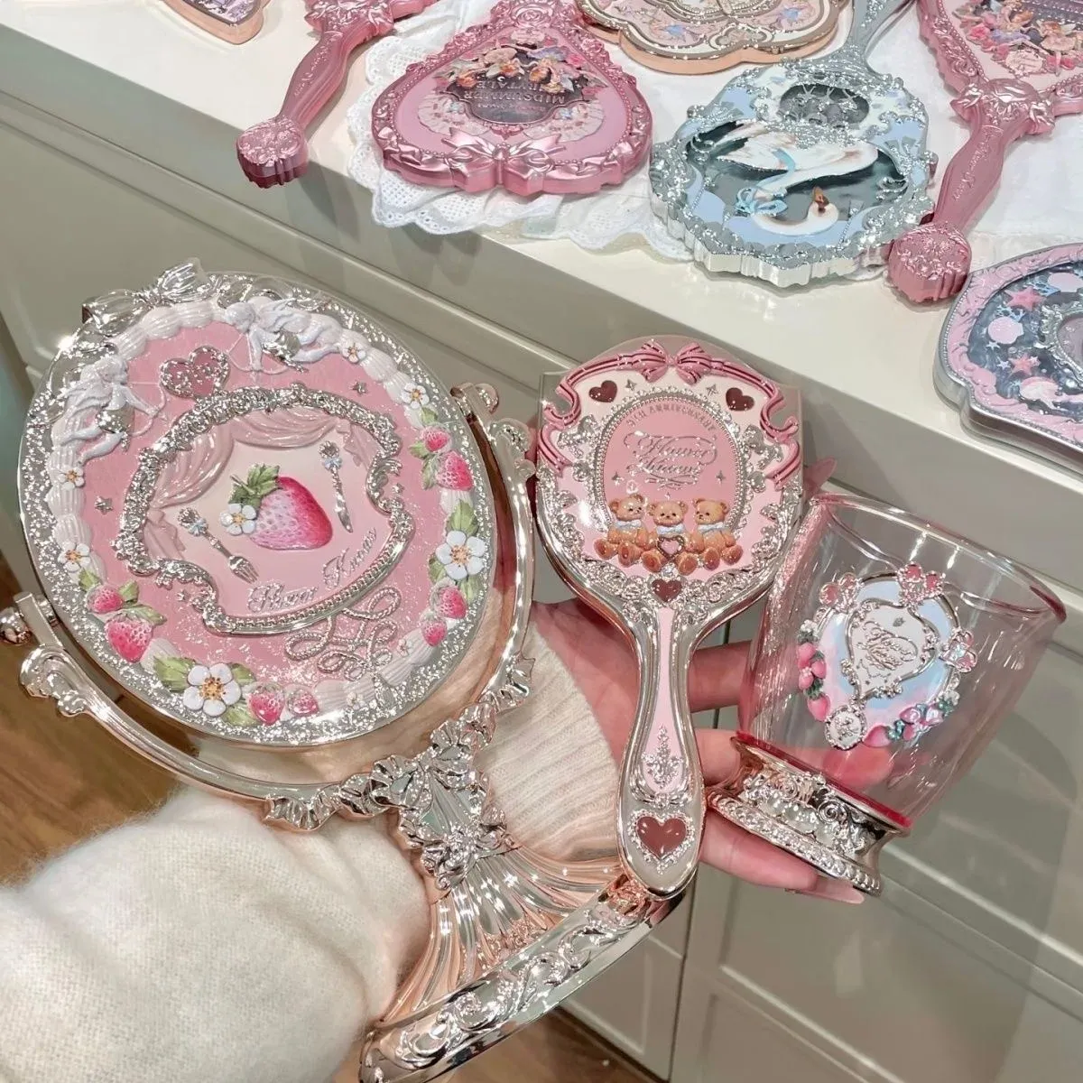 Coffret 9e anniversaire Flower Knows, kit de maquillage 3 pièces : miroir de table, coussin compact, peigne et porte-pinceaux