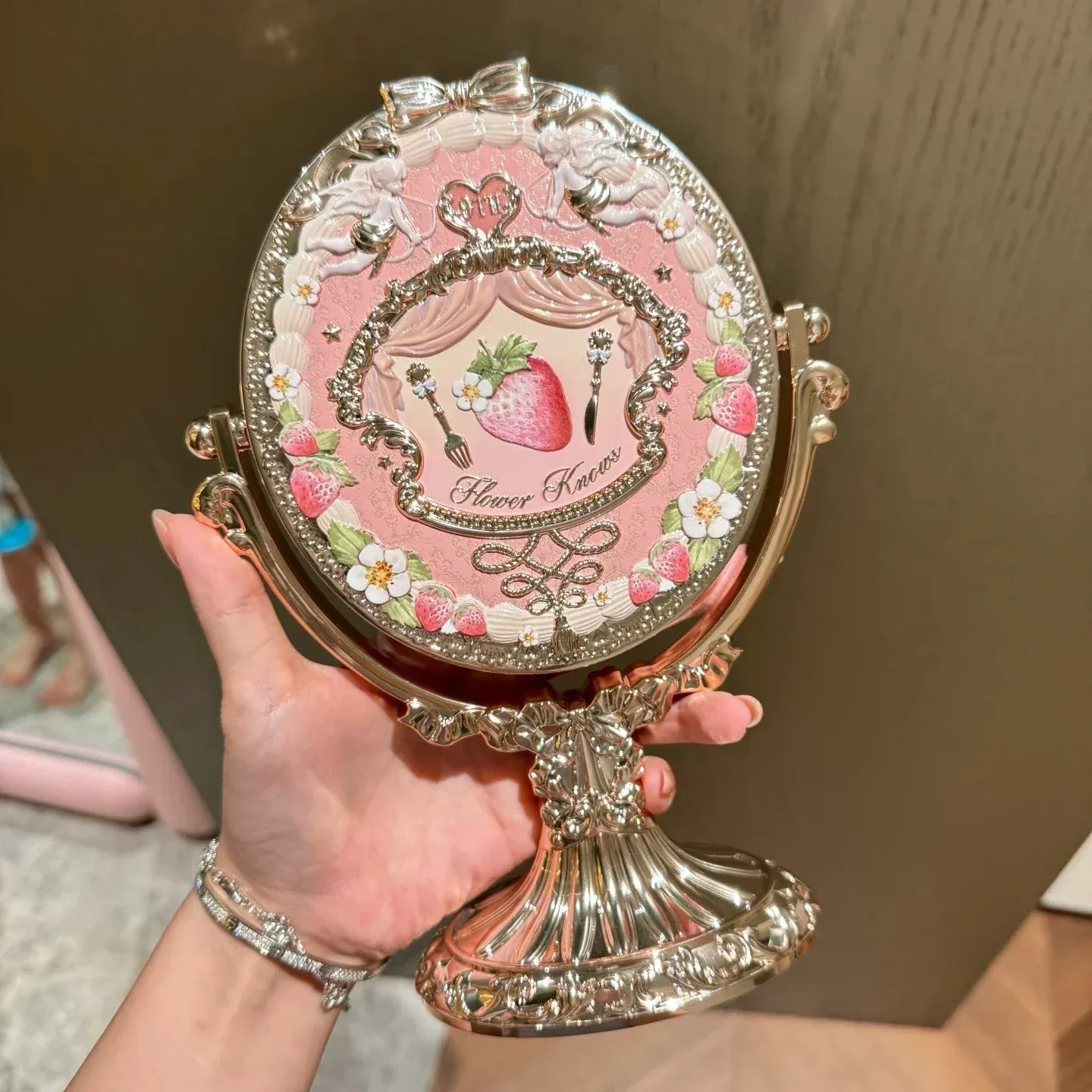 Coffret 9e anniversaire Flower Knows, kit de maquillage 3 pièces : miroir de table, coussin compact, peigne et porte-pinceaux