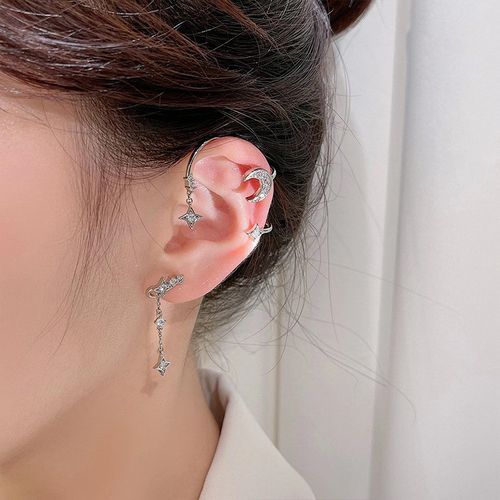 Star and Moon earrings without ear holes that can be worn. Star and Moon shining with tiny zirconia stones. Star and Moon girl.