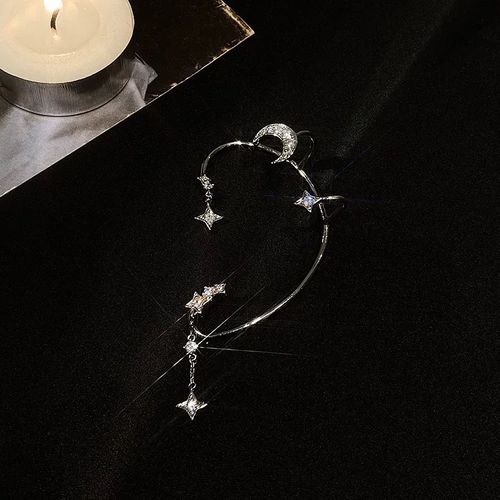 Star and Moon earrings without ear holes that can be worn. Star and Moon shining with tiny zirconia stones. Star and Moon girl.
