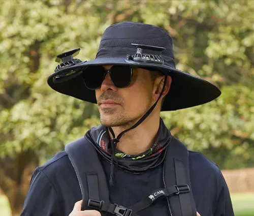 A bucket cap with dual charging function and fan