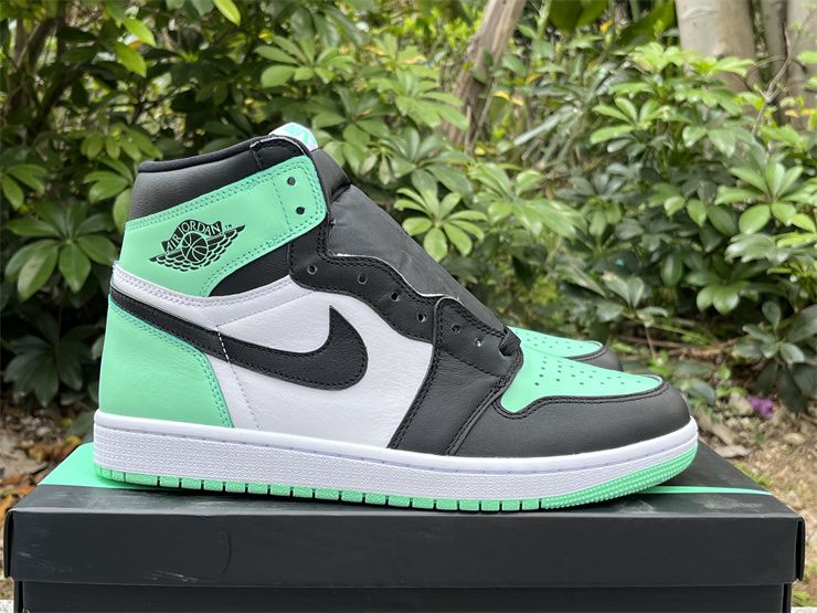 Air Jordan 1 Retro Green Glow DZ5485-130 cheap sale
