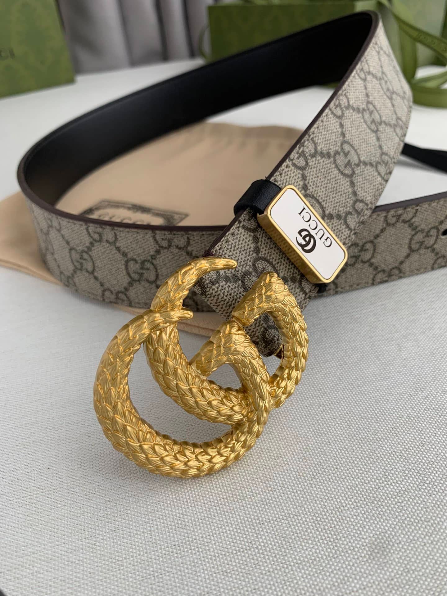 GUCCI Gold buckle leather belt Gg Marmont Reversible Belt