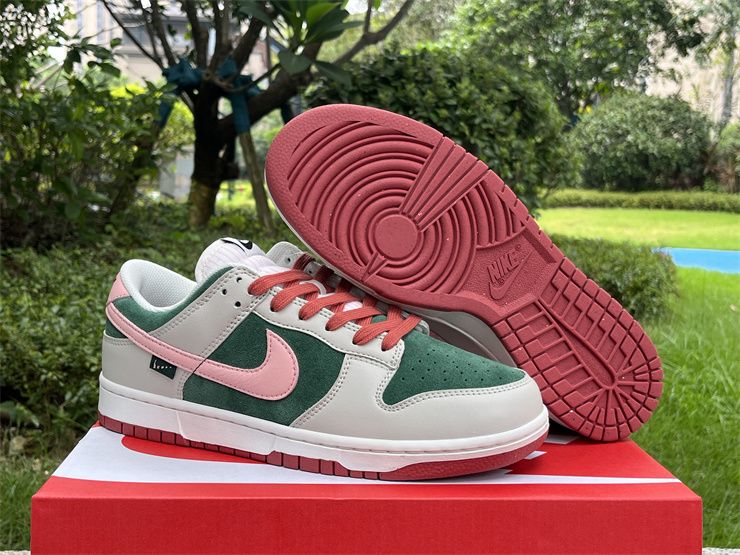 Nike Dunk Low SE All Petals United FN8923-061