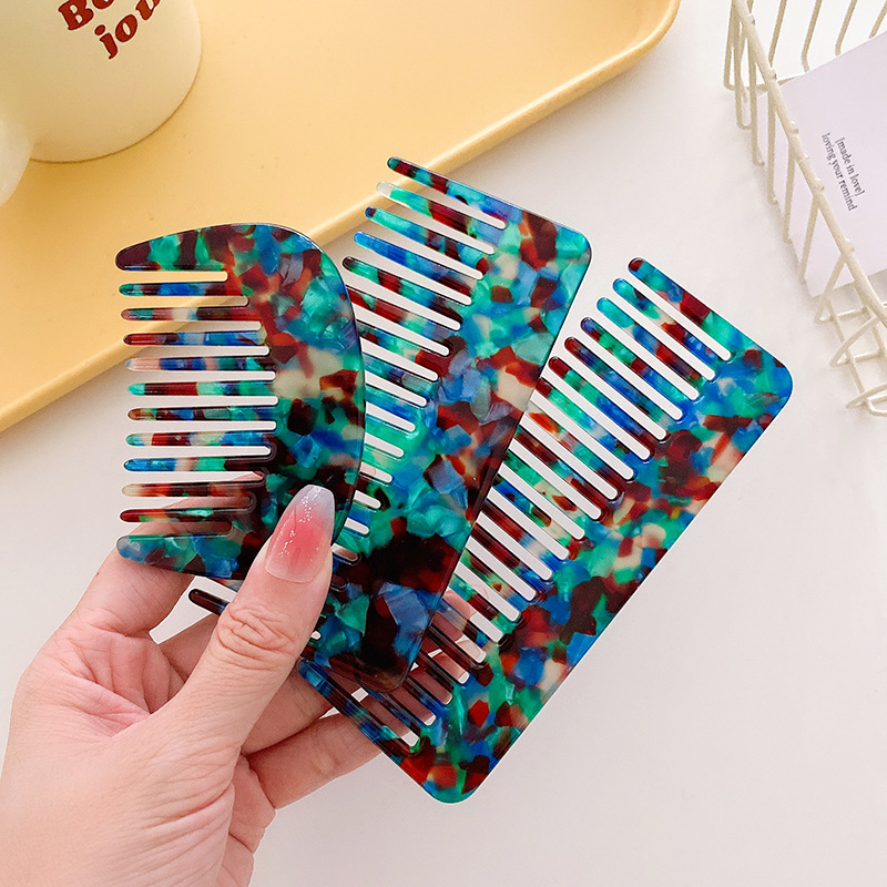 The Science Behind Why Wide-Tooth Combs Work Better for Curly Hair  